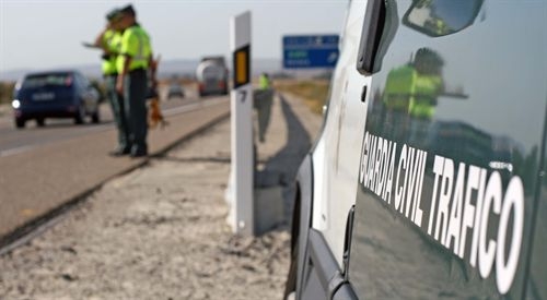 Dos guarcias civiles de trÃ¡fico en plena campaÃ±a de la DGT